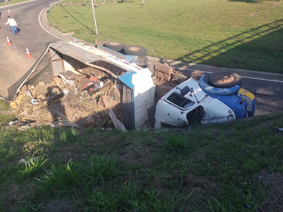 Caminhão da Prefeitura tombou no trevo de acesso a Adamantina — Foto: Cedida