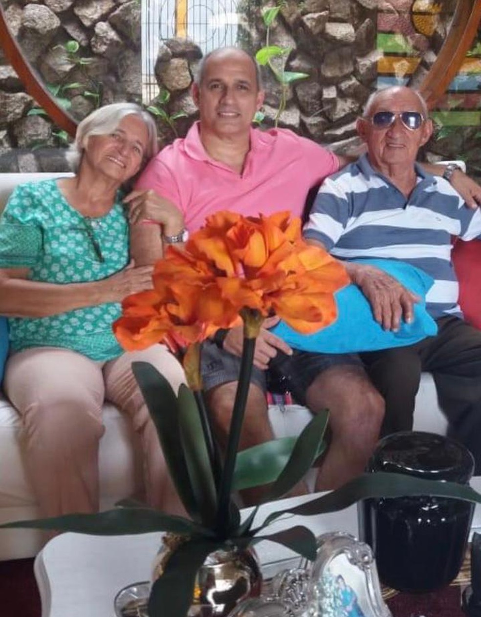 O idoso ao lado da mulher e do filho que morreram vítimas da Covid-19 — Foto: Arquivo pessoal 
