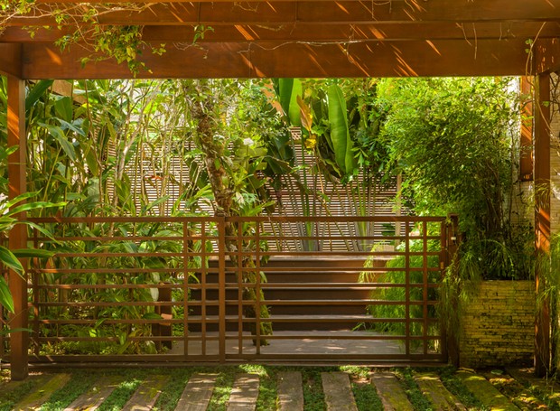 A garagem dessa casa no litoral norte de São Paulo ganhou um pergolado de madeira no projeto do paisagista Gil Fialho (Foto: Edu Castello/Editora Globo)