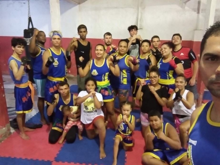 William Marcondes dá aulas de kickboxing no Complexo do Alemão