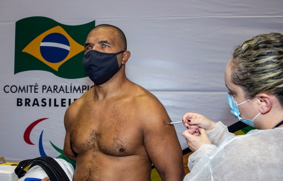 O judoca paralímpico Antônio Tenório recebe dose da vacina em São Paulo — Foto: Alê Cabral/CPB