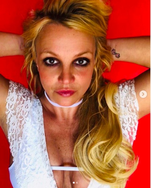 A foto compartilhada por Britney Spears na qual ela perguntou sobre a possibilidade de remover a tatuagem feita com o ex (Foto: Instagram)