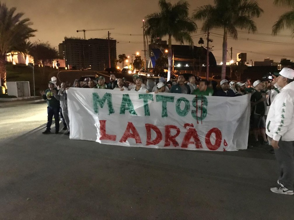 Organizada do Palmeiras protesta na porta da casa de Alexandre Mattos — Foto: GloboEsporte.com
