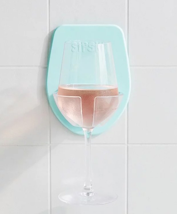 O Sipski Shower Wine Glass Holder permite que você leve a festa para o banho (Foto: Urban Outfitters/ Reprodução)