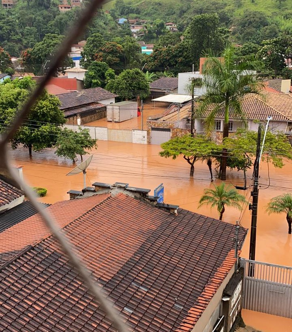 Moradores amanheceram em meio a alagamentos em Santa Maria de Itabira — Foto: Redes sociais