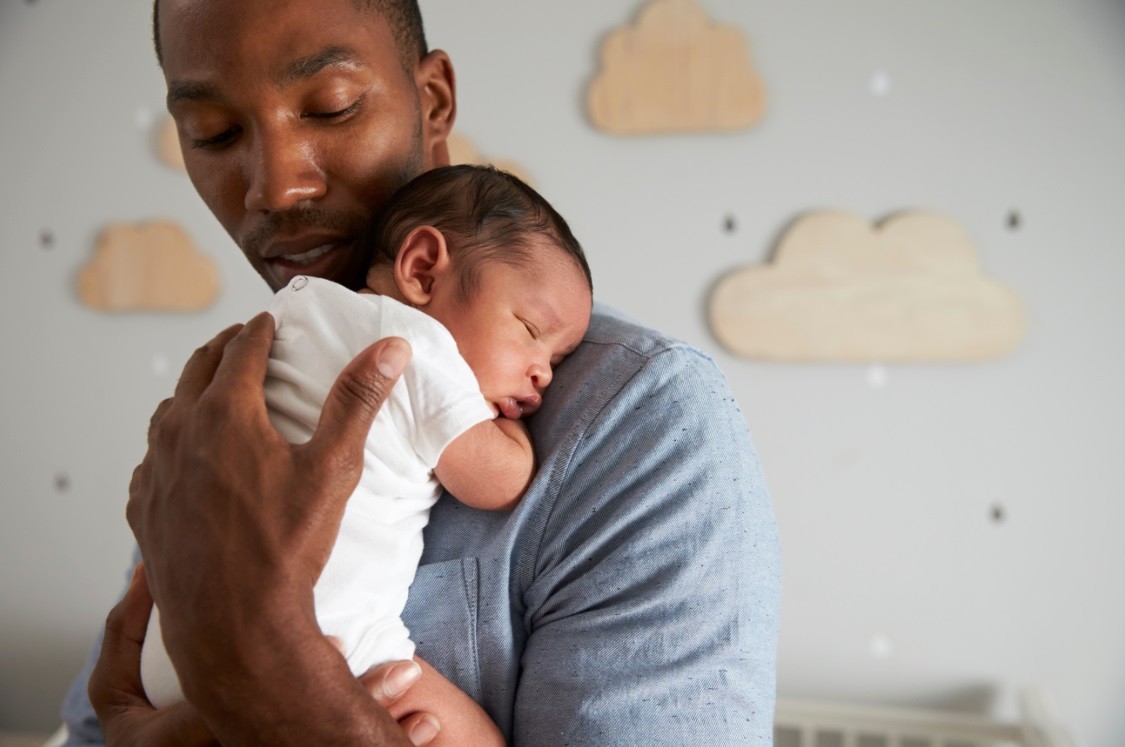 Pai ninando o filho (Foto: Getty Images)