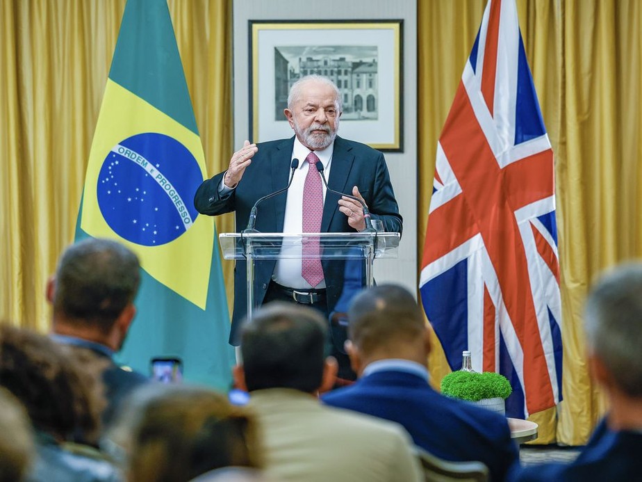 Lula fala com jornalistas em Londres após coroação do Rei Charles III