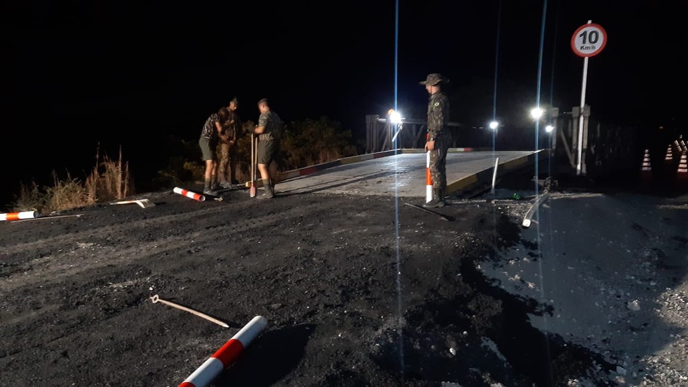 Exército trabalha em manutenção em ponte metálica construída na Grande Natal — Foto: Sérgio Henrique Santos/Inter TV Cabugi
