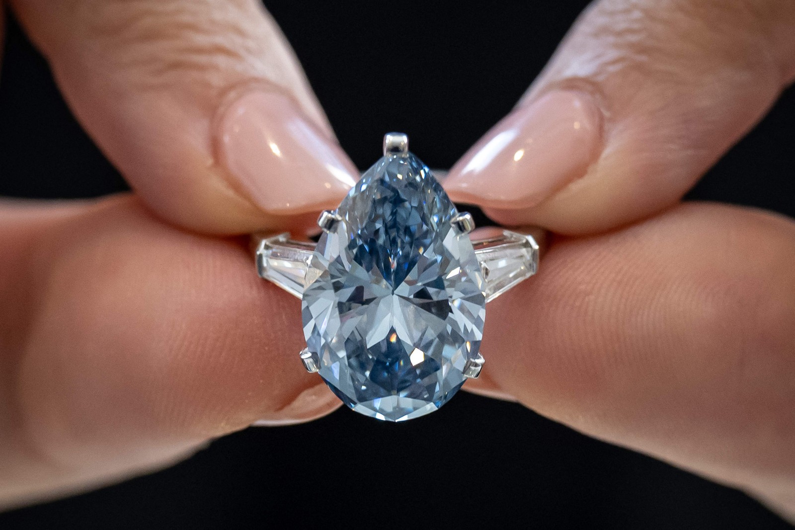 O diamante Bulgari "Laguna Blu"  — Foto:  Foto: Fabrice COFFRINI / AFP
