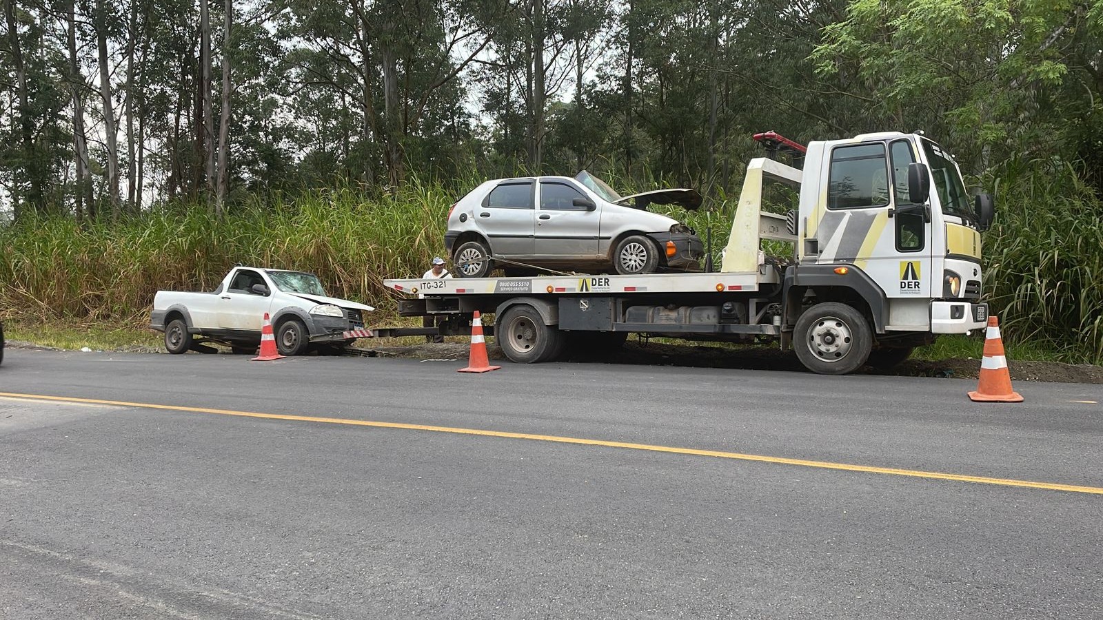 Batida entre dois carros deixa feridos em rodovia de Votorantim