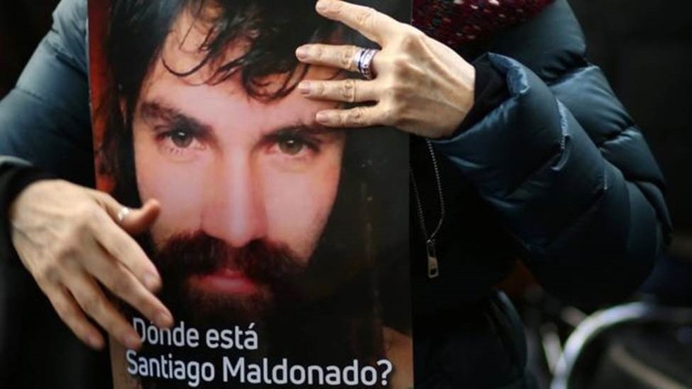 Mulher com cartaz que questiona 'Onde est&aacute; Santiago Maldonado'; desaparecimento de jovem gerou crise no governo Macri (Foto: Reuters)