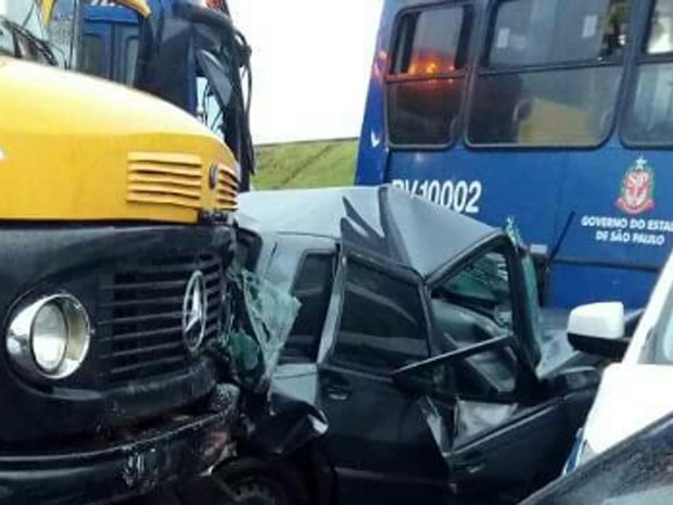 Carro envolvido em acidente na Rodovia SP 101, em Hortolândia (Foto: Jeová Monteiro/Arquivo pessoal)