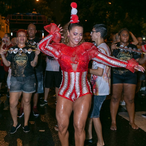 Viviane Araújo Se Veste De Palhacinha Em Ensaio De Rua No Rio Quem Rio De Janeiro 5324