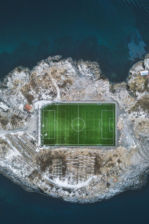 Os 10 campos de futebol mais espetaculares do mundo -Henningsvær-lofoten-noruega (Foto: Divulgação/Windows10)