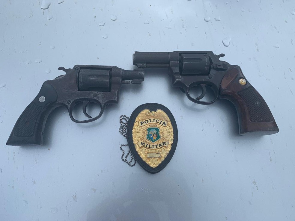 Armas apreendidas com suspeito de matar três pessoas em Caucaia — Foto: Polícia Militar/Divulgação