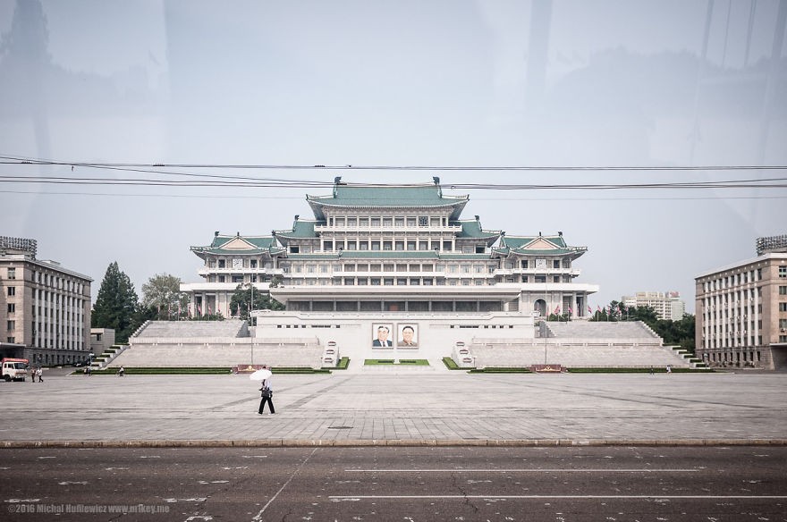 Praça Kim Il-Sung, o tipo de foto que eles querem que seja tirada, explica ele (Foto: Michal Huniewicz)
