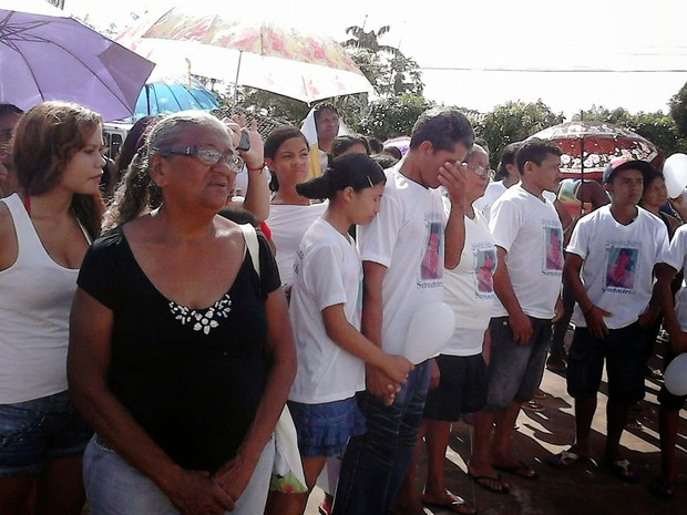 Muito emocionados, familiares das vítimas de acidente realizaram protesto em Bacuri (Foto: Reprodução/João Filho)