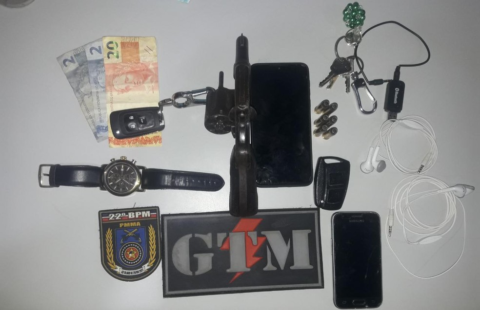 Trio é preso com carro roubado e portando arma de fogo na Grande São Luís. — Foto: Divulgação/22º BPM.