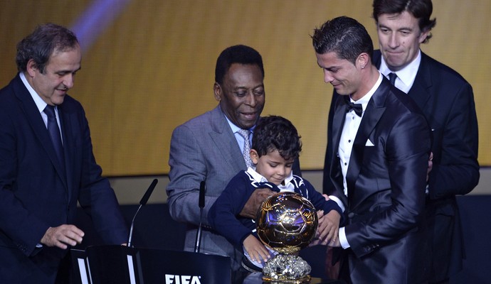 CR7 Junior chama a atencao no premio e se diverte no voo de volta globoesporte