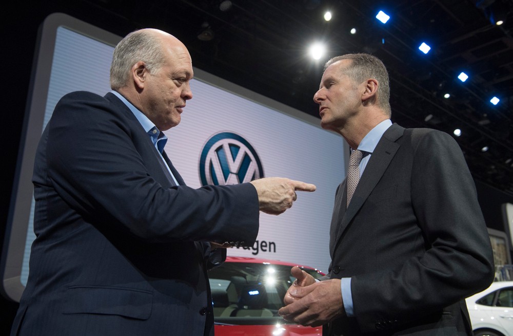 14 January 2019, US, Detroit: Jim Hackett (l), CEO of Ford, and Herbert Diess, CEO of VW, converse at the VW booth. Industry experts expect the announcement of a cooperation between VW and Ford in the light commercial vehicle sector. Photo: Boris Roessler (Foto: picture alliance via Getty Image)