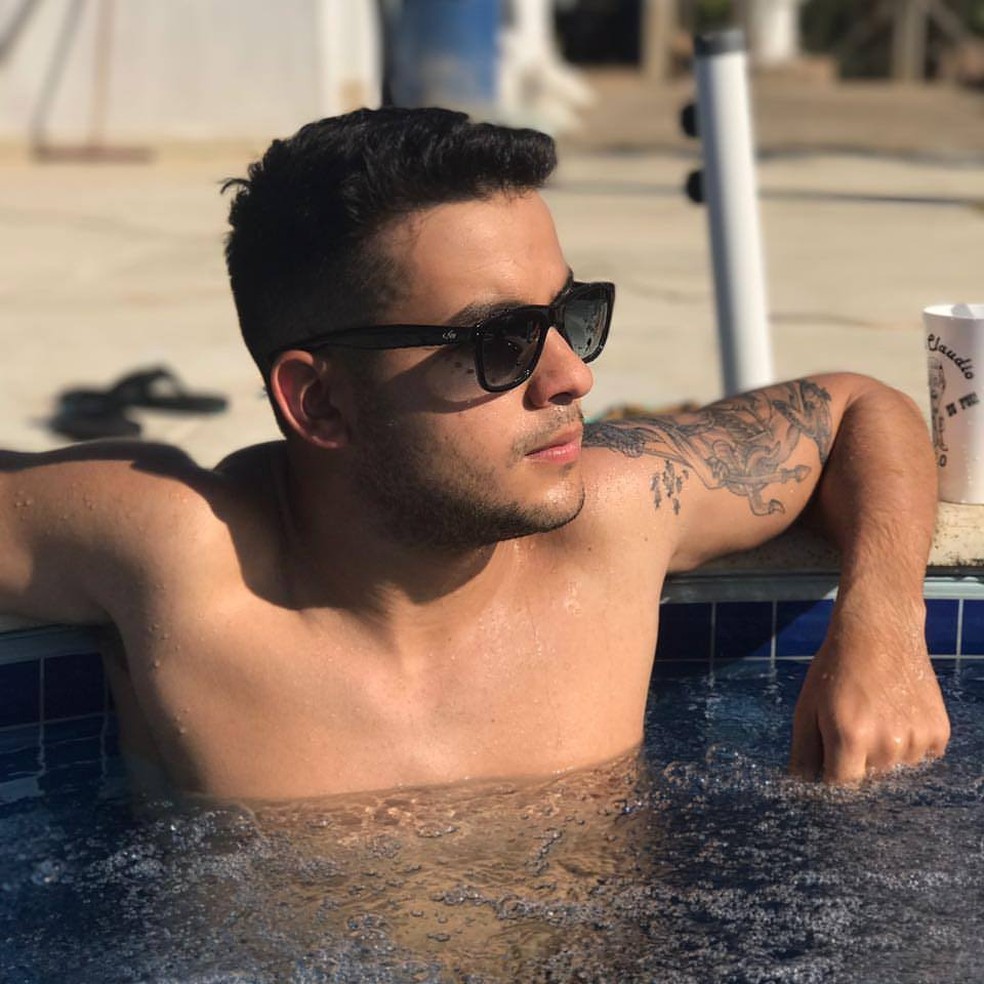 O jovem segue internado em estado grave na Santa Casa de Santos, SP (Foto: Arquivo Pessoal)