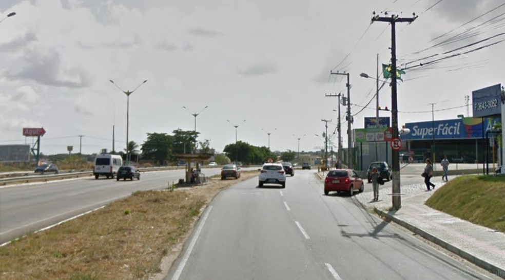 Metade da marginal da BR-101 Sul será interditada para obras em passarela para pedestres, em Parnamirim, na Grande Natal — Foto: Google Street View
