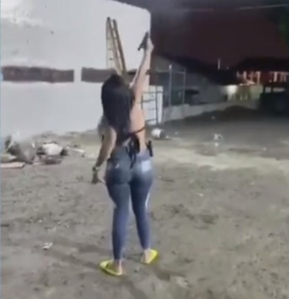 Mulher faz disparos com arma e vídeo é exibido nas redes sociais — Foto: Reprodução 