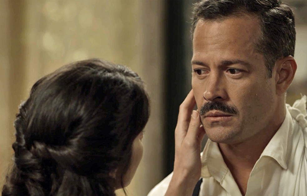 O Coronel está inseguro sobre o que Mariana sente, mas não consegue mais resistir  (Foto: TV Globo)