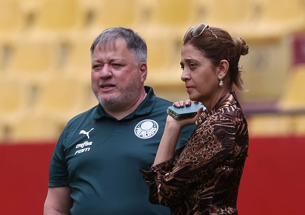 Anderson Barros, diretor de futebol, ao lado de Leila Pereira, presidente do Palmeiras — Foto: Cesar Greco / Ag. Palmeiras