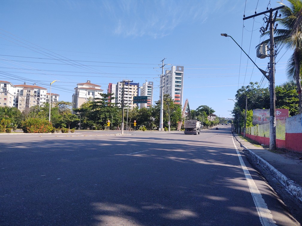 Trecho da Avenida Humberto Calderaro praticamente vazia na manhã desta quarta (25) — Foto: Eliana Nascimento/G1 AM