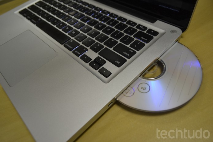 Não consegue tirar o CD ou DVD de dentro do Macbook? Veja as dicas do TechTudo (Foto: Melissa Cruz / TechTudo)