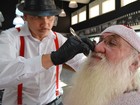 FOTOS: Papai Noel 'heavy metal' renova visual em barbearia vintage de Campinas