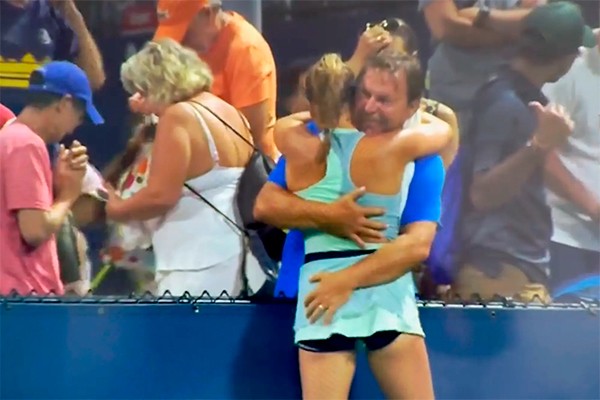Espectadores estranharam comemoração de pai e treinador com a tenista Sára Bejlek, de apenas 16 anos (Foto: reprodução twitter)