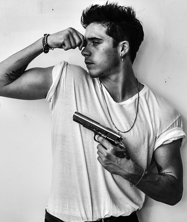 Brooklyn Beckham em uma foto polêmica com uma arma na mão (Foto: Instagram)