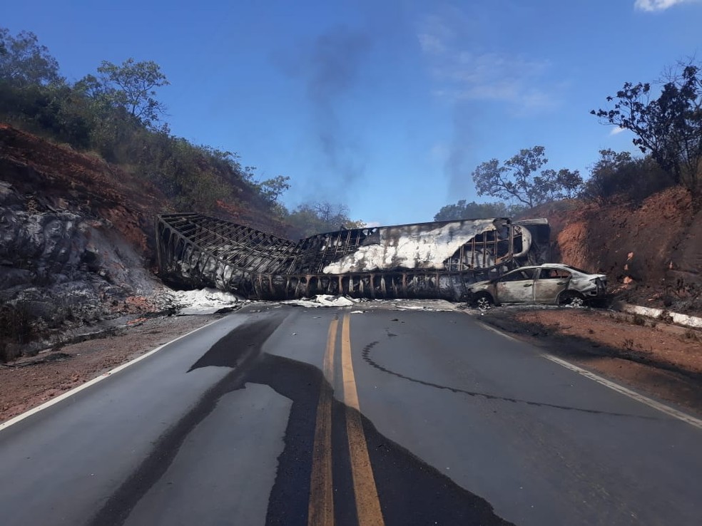 BR-135 ficou interditada nos dois sentidos após acidente — Foto: Divulgação/PRF