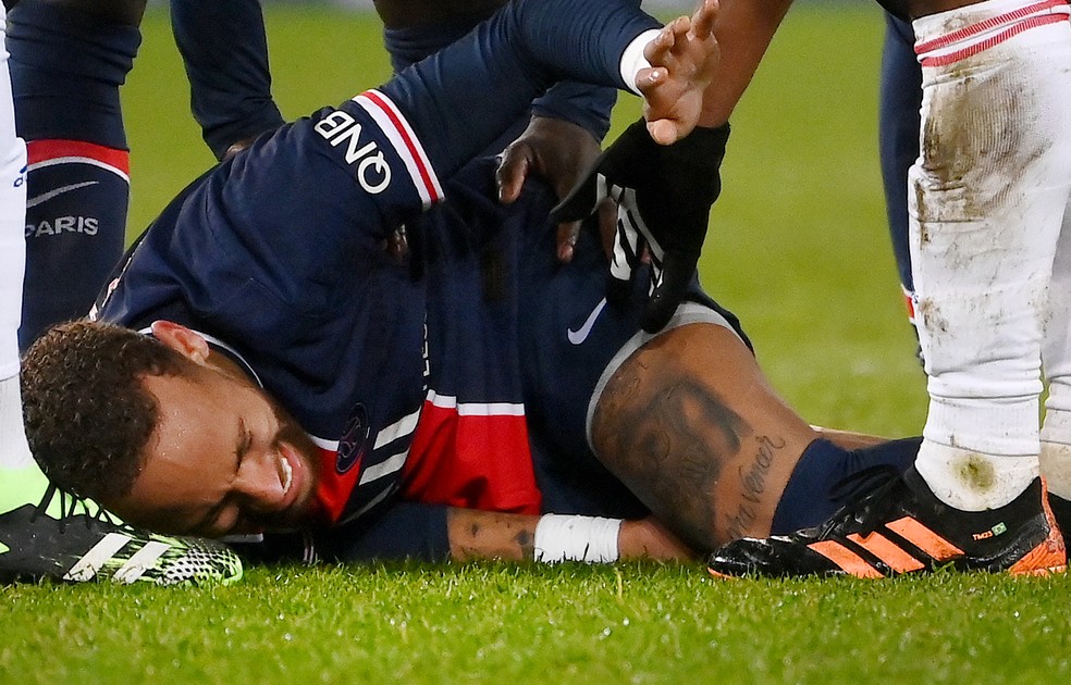 Neymar se machucou durante o último jogo contra o Lyon — Foto: AFP