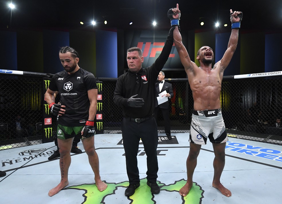 Raulian Paiva venceu Kyler Phillips por decisão majoritária (29-28, 29-28 e 28-28) — Foto: Getty Images