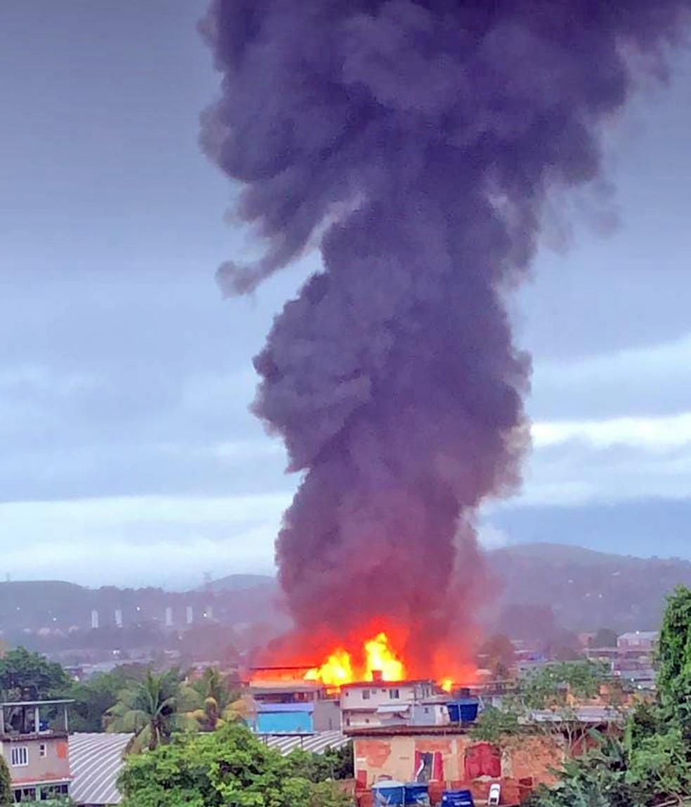 Depósito de gás pega fogo em Duque de Caxias — Foto: Reprodução