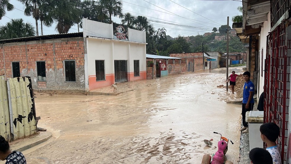 Lama invade rua após deslizamento de barranco em Manaus. — Foto: Gato Junior/Rede Amazônica
