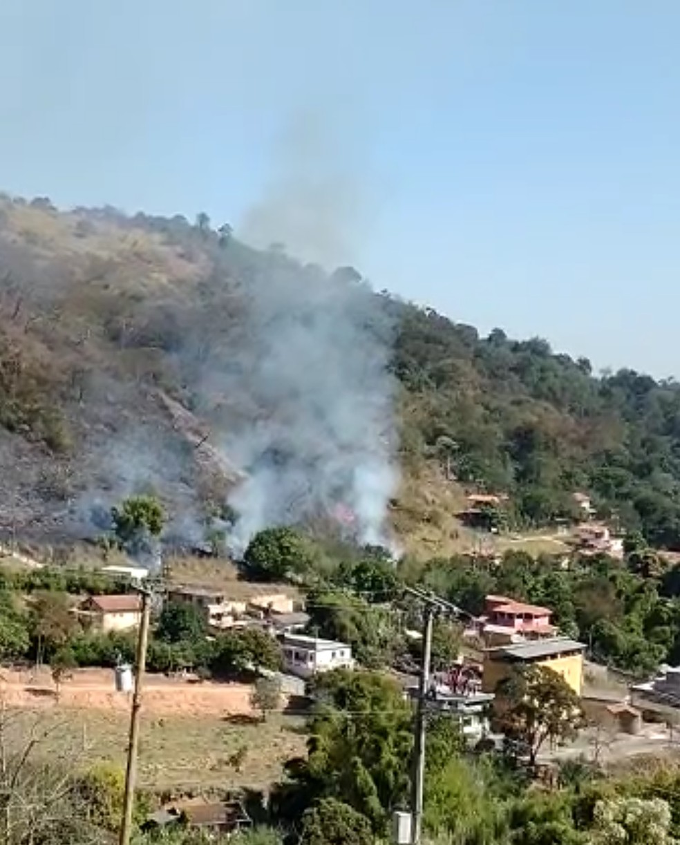 Incêndio na Serra da Moeda coloca casas em risco, segundo os bombeiros — Foto: Reprodução