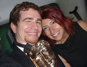 Henrique e Roberta com o Bafta recebido em 2012 (Foto: Arquivo Pessoal)