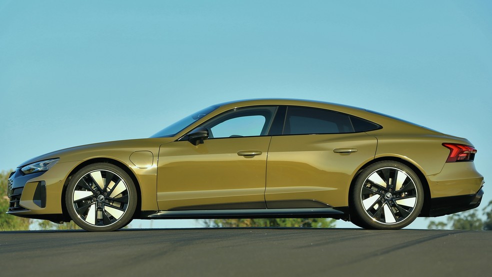 O assoalho plano, perfil baixo e dianteira com grades pequenas deram ao RS e-tron GT um Cx de só 0,24 — Foto: Divulgação