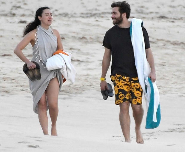 Jake Gyllenhaal aproveita praia com a nova namorada, Greta Caruso
