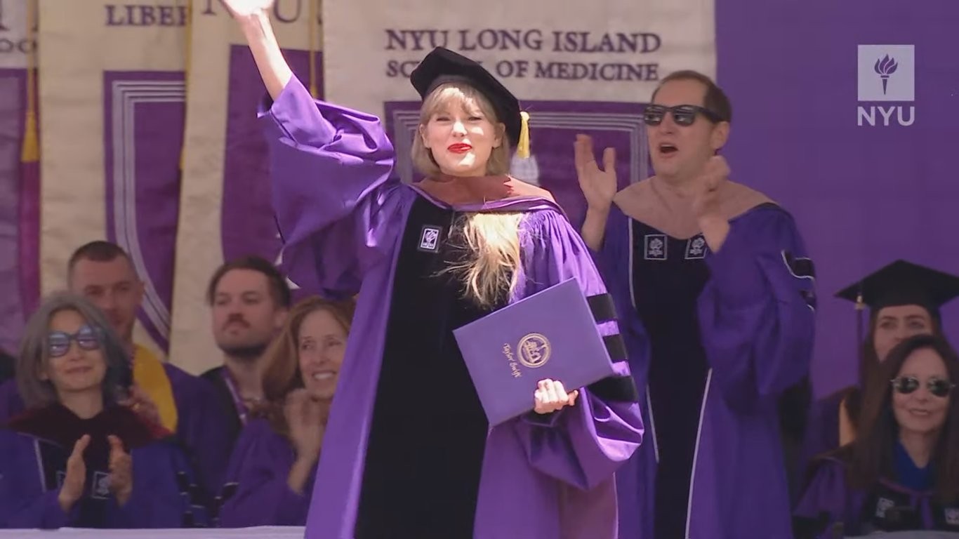 Taylor Swift recebe título de doutorado honorário na Universidade de Nova York (Foto: Reprodução/YouTube/NYU)