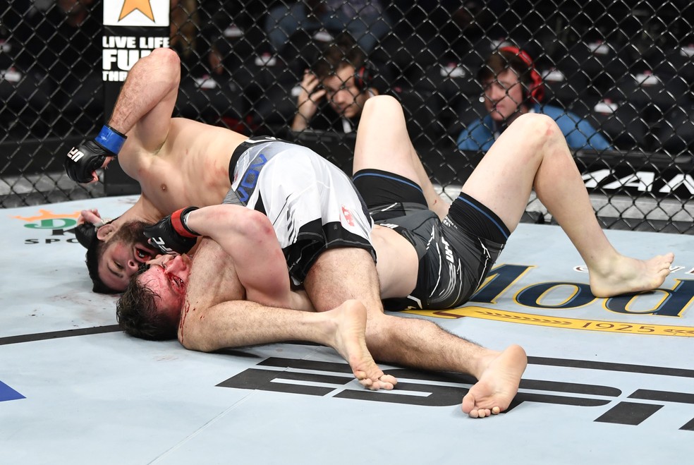 Nassourdine Imavov aplica as cotoveladas que nocautearam Edmen Shahbazyan no UFC 268 — Foto: Getty Images