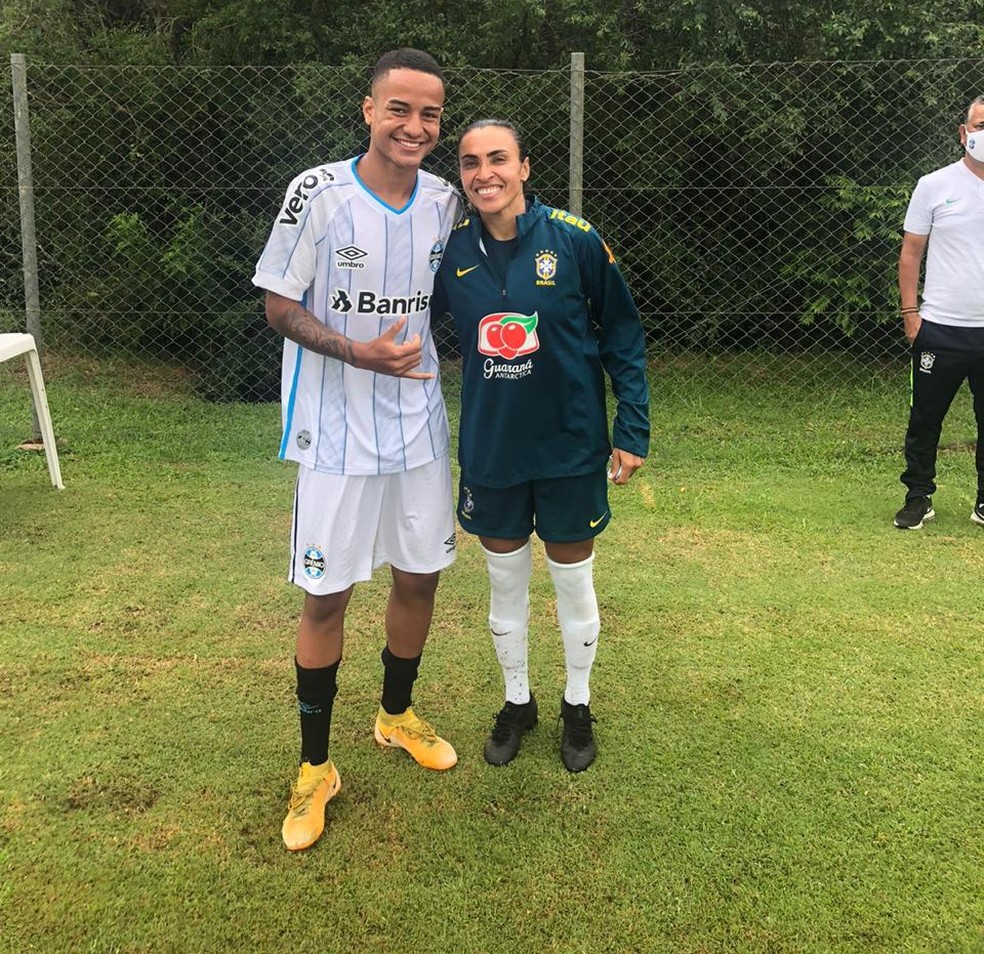 Kauan Kelvin, time sub-16 do Grêmio, com Marta, da seleção brasileira feminina — Foto: Arquivo pessoal