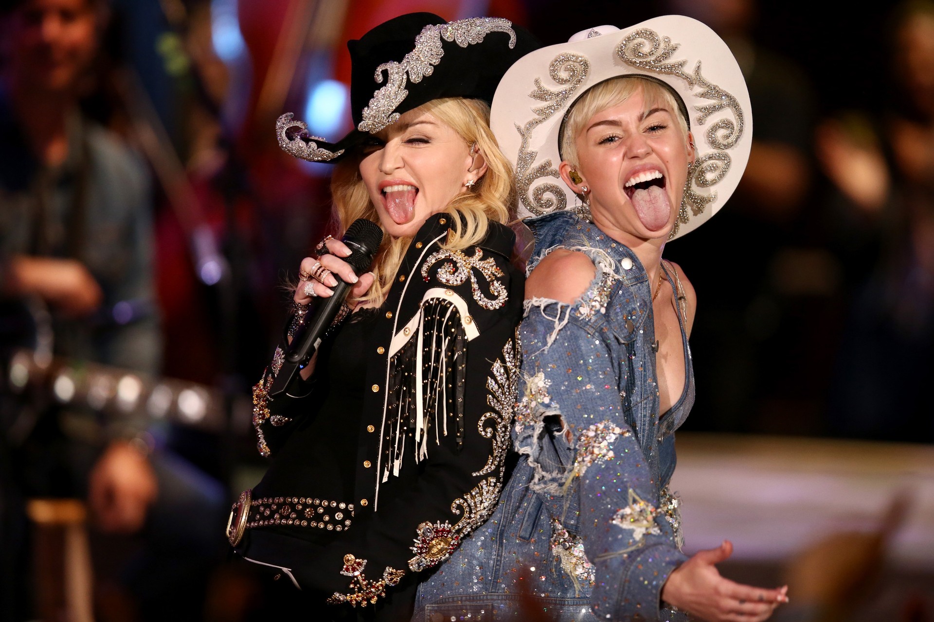 Madonna (à esq.) e Miley Cyrus cantando juntas. (Foto: Getty Images)