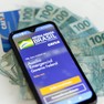 Foto: (Imagem ilustrativa do aplicativo Auxílio-Emergencial, da Caixa Econômica Federal, que proporciona o direcionamento do benefício R$ 600 a trabalhadores informais e pessoas de baixa renda para contas de outros bancos. / LUCAS TAVARES/ZIMEL PRESS/ESTADÃO CONTEÚDO)
