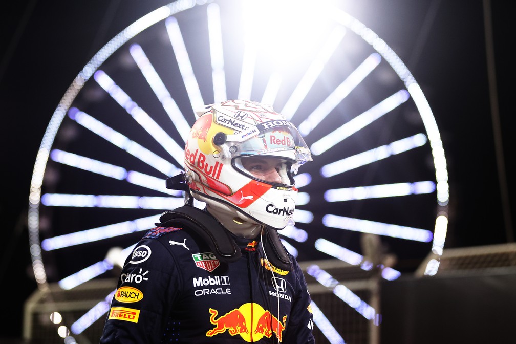 Max Verstappen comemora a pole position para o GP do Bahrein de 2023 — Foto: Lars Baron/Getty Images