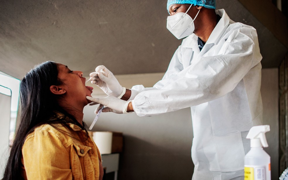 Enfermeiro do hospital Lancet Nectare colhe material para realização de teste de Covid-19 em Richmond, Joanesburgo, na África do Sul, na sexta-feira (18) — Foto: Luca Sola/AFP 